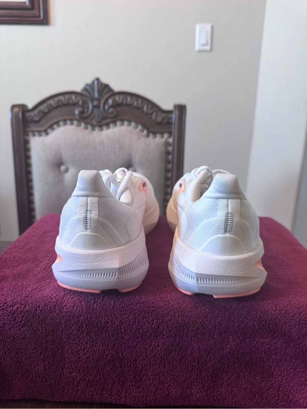 10 Women Brooks White & Peach Athletic Running Sneakers